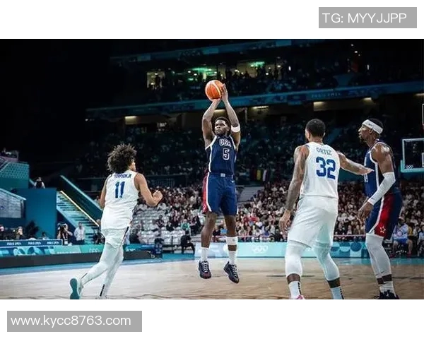 爱德华兹首节狂砍14分半场高效9中7三分命中2记助攻4次表现抢眼