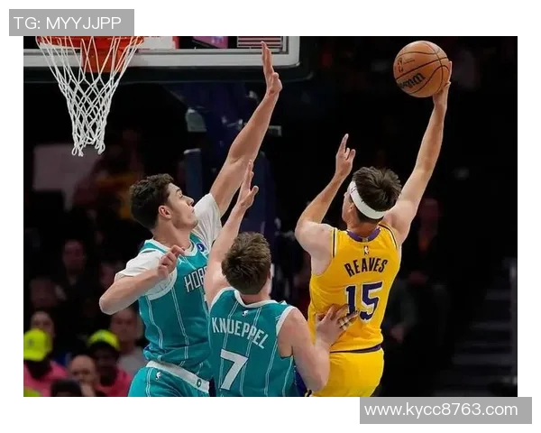 梅里尔复出表现惊艳第二场12投7中砍下22分6篮板7助攻三分球10投6中